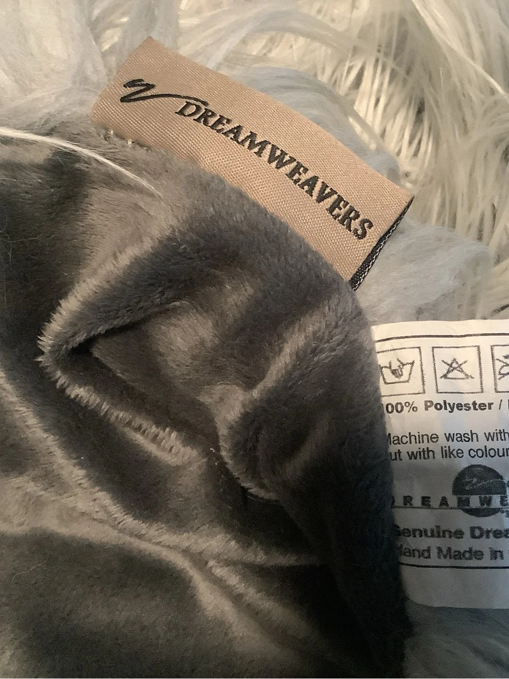 Dreamweavers Luxurious Gray Faux Fur Throw Blanket - Cozy Home Decor